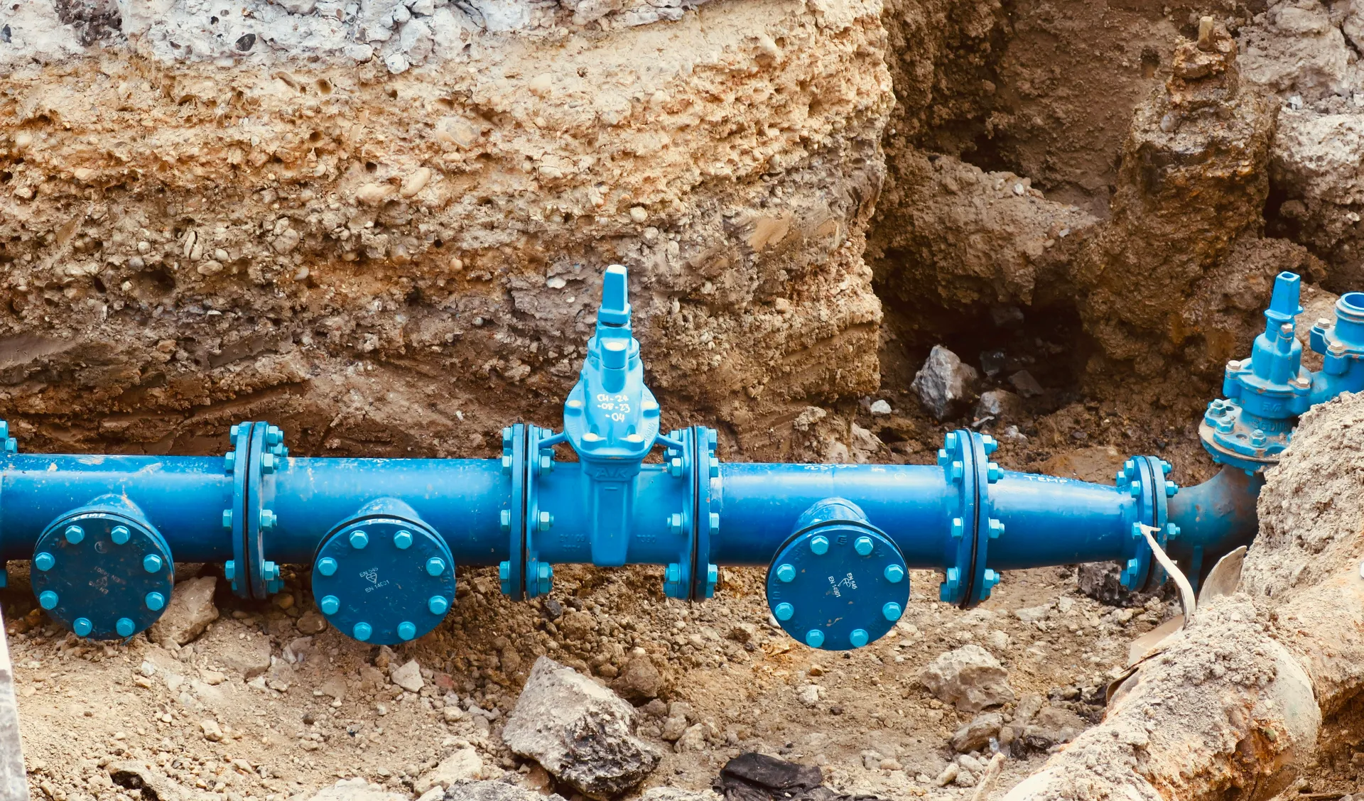 cross-section of a plumbing pipe showing heavy mineral scale buildup narrowing the opening - how mineral scale reduces water